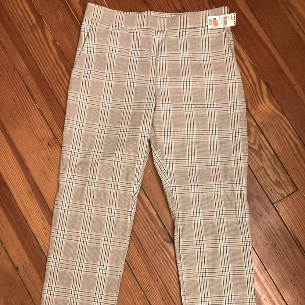 Tilly’s plaid pants size large NWT.  Side zipper and front pockets.